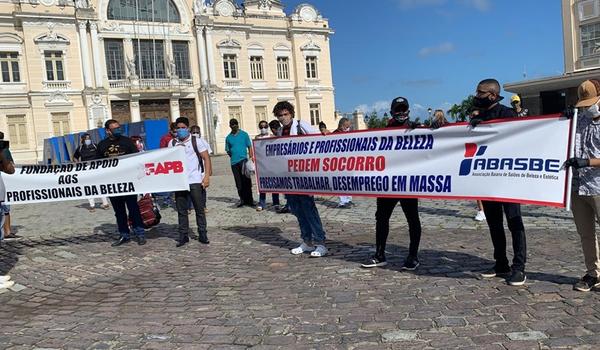 Proibidos de trabalhar desde março, profissionais da beleza fazem protesto em Salvador 