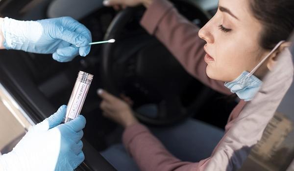 Clínica oferta testes para Covid-19 em drive thru em shopping de Salvador