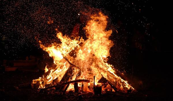 Fogos de artifício e fogueiras estão proibidos em Camaçari por conta do coronavírus 