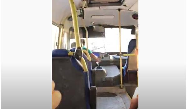 Passageiros de micro-ônibus vivem momentos de terror após motorista surtar e fugir da PM em Itapuã, assista