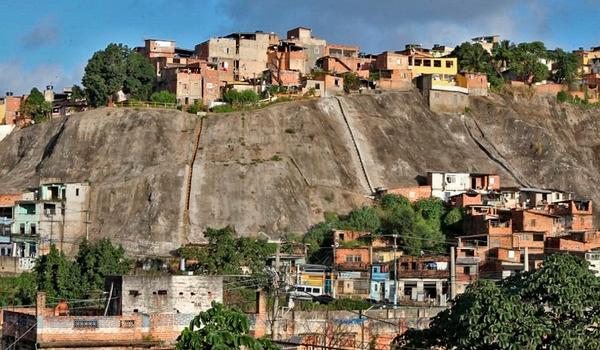 Rui volta ao bairro da infância para entregar maior obra de contenção da história na Liberdade 