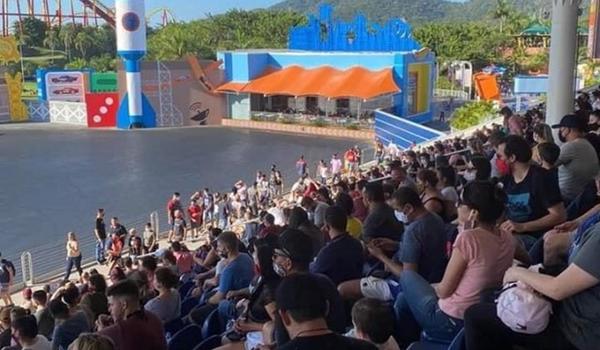 Parque de Diversões reabre e é criticado após fotos de pessoas aglomeradas viralizarem; veja