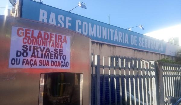 Geladeira comunitária é instalada no bairro de Fazenda Coutos; veja como funciona