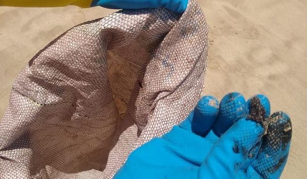 Óleo misterioso que poluiu praias da Bahia volta a aparecer em regiões do Nordeste