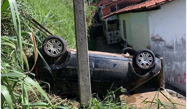 Carro desce ribanceira e fica preso em escadaria no Engenho Velho de Brotas 