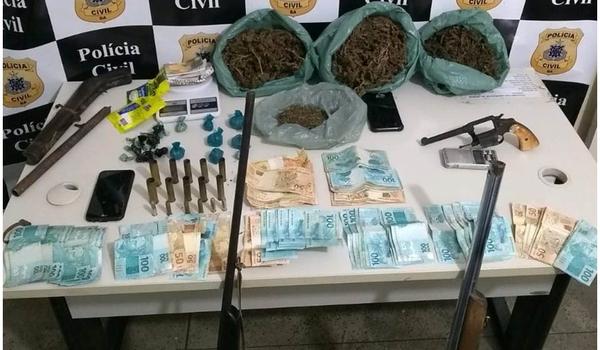 Polícia apreende drogas, dinheiro e armas em ponto de tráfico em Juazeiro