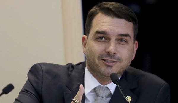 Justiça aceita habeas corpus de Flávio Bolsonaro e inquérito das "rachadinhas" vai para o TJ; "foro privilegiado"