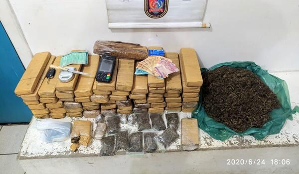 Dupla é flagrada com 60 quilos de maconha e máquina de cartão de crédito na Bahia