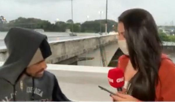 ABSURDO: Assista ao momento em que repórter da CNN é assaltada durante transmissão "ao vivo" em SP