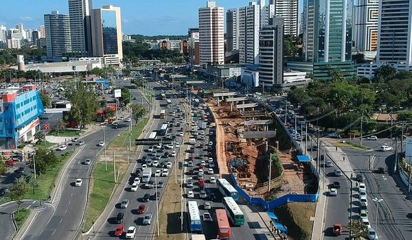 Obra do BRT quebra adutora e interrompe abastecimento de água em bairros de Salvador