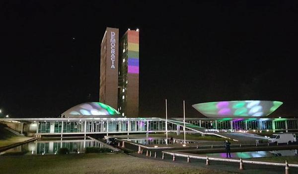 Congresso Nacional recebe projeção do arco-íris no Dia do Orgulho LGBT pela primeira vez 