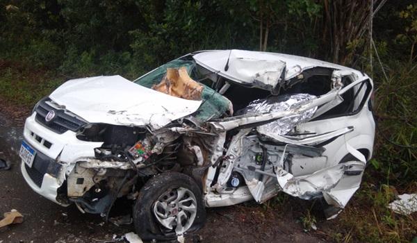 Uma pessoa morre e outra fica ferida após acidente perto de Caravelas, no extremo sul da Bahia