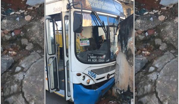 Ônibus fabricado há 12 anos perde freio, bate em muro e deixa sete feridos em Salvador 