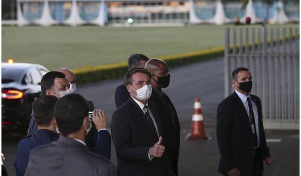 "Deu problema com o Decotelli", diz Bolsonaro a apoiadores; novo ministro pode ser anunciado nesta quinta