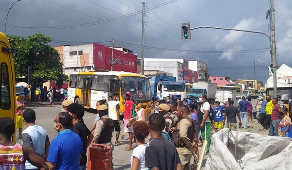 Manifestantes protestam contra medidas restritivas da Prefeitura no bairro de Fazenda Coutos; assista