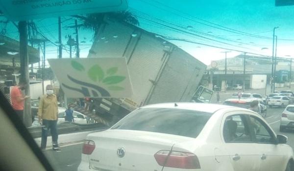 Motorista perde controle do veículo e caminhão sobe em canteiro central na Via Expressa