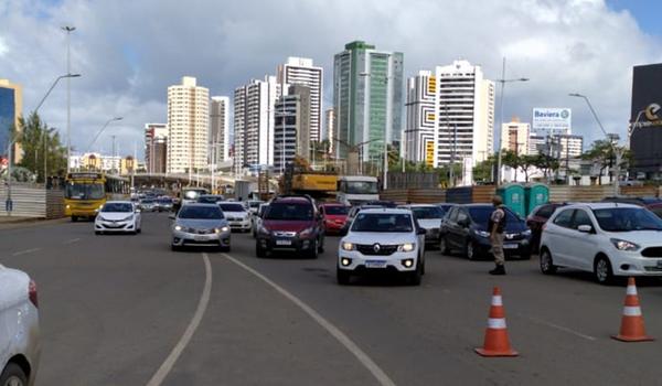 Profissionais da beleza fecham faixa da Avenida ACM e pedem para voltar ao trabalho