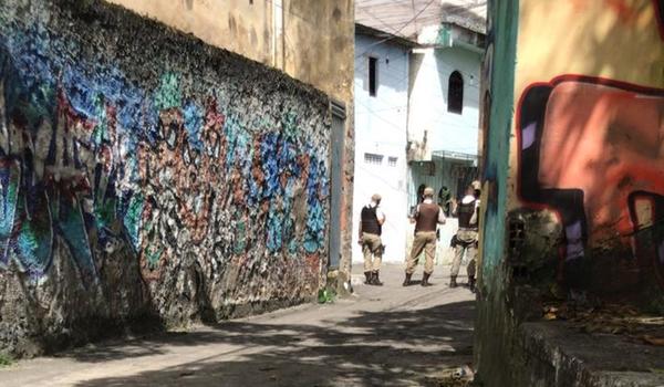 Urgente! Criminosos invadem casa e fazem pelo menos um refém no Nordeste de Amaralina 