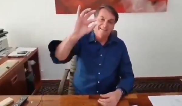 Bolsonaro grava vídeo tomando cloroquina e diz que confia no remédio; internautas desconfiam de diagnóstico