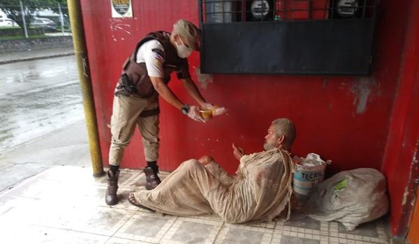 Policiais distribuem sopa para moradores em situação de rua em Simões Filho