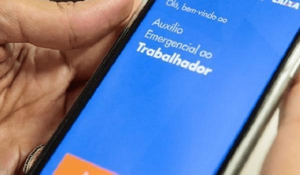 Clientes que transferiram auxílio emergencial para bancos digitais dizem que dinheiro sumiu; Caixa pediu devolução