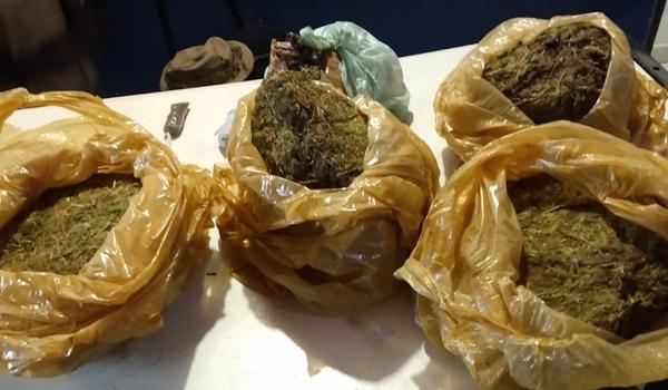 PM flagra traficante de drogas tentando enterrar 5 kg de maconha no interior da Bahia