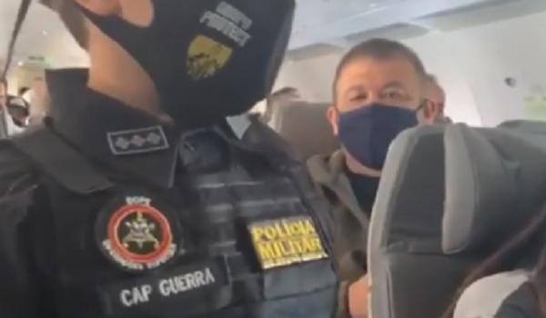 Criança fantasiada com farda do Bope faz apologia a Bolsonaro dentro de avião; assista