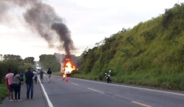 Vídeo: caminhoneiro se desespera após acidente que deixou três mortos da mesma família na Bahia; "o cara dormiu"