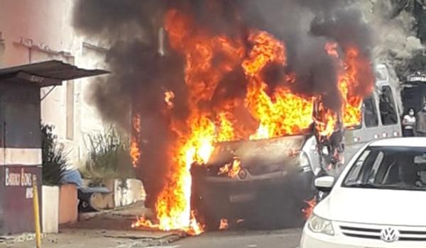 Topic é destruída pelo fogo após ser atingida por incêndio no bairro do Pau Miúdo; veja vídeo