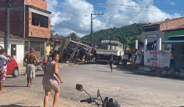 Motorista perde o controle de caminhão e veículo colide contra residências em Maragogipe