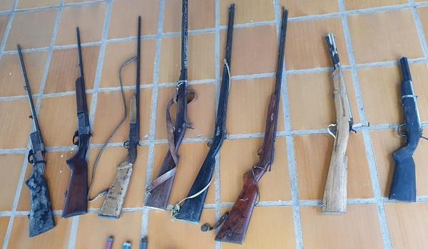 Polícia apreende oito espingardas em Araci; dupla que estava com armamentos foge pela mata