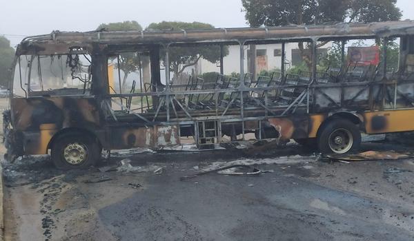 Ônibus usado para bloquear entrada de cidade baiana é incendiado; assista 