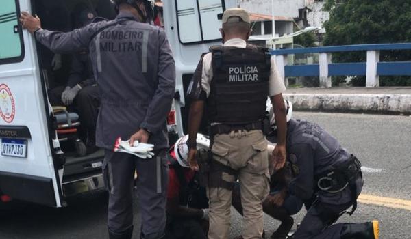 Corpo de Bombeiros e Polícia Militar resgatam homem de viaduto na Garibaldi; "estava fora de si"