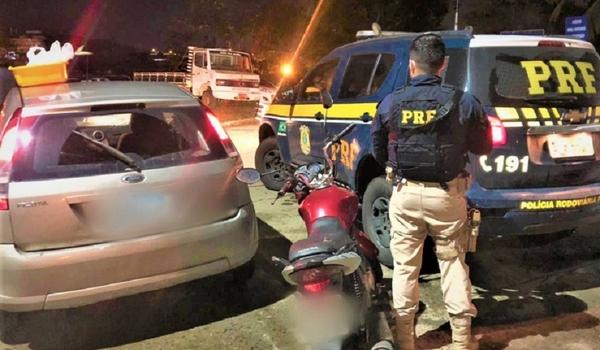 Trio com carro roubado é preso tentando colocar motocicleta dentro do veículo no Sul da Bahia