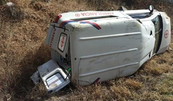 Acidente com ambulância deixa pai e filhos mortos na Bahia; manobra de motociclista provocou a tragédia 