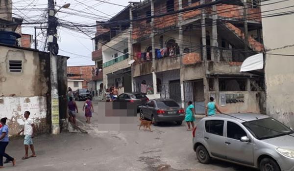  Homem é socorrido por policiais após ser baleado no bairro de São Marcos