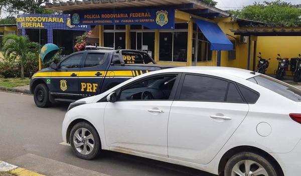 Homem é preso em flagrante conduzindo carro roubado; um quilo de crack foi encontrado no veiculo