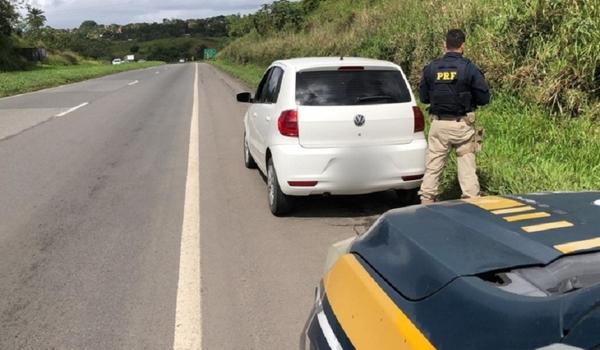 PRF prende homem circulando com carro roubado e placas clonadas em Simões Filho