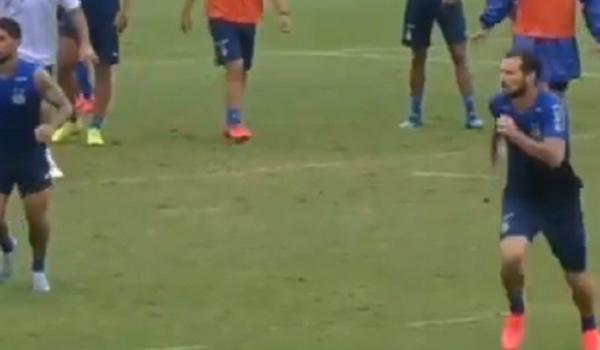 Bellintani leva carrinho duro do zagueiro Lucas Fonseca durante treino do Bahia; veja vídeo