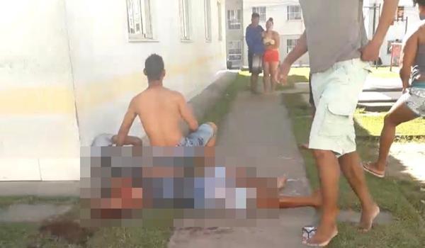 Vídeo: homens encapuzados executam três pessoas dentro de apartamento em Feira de Santana