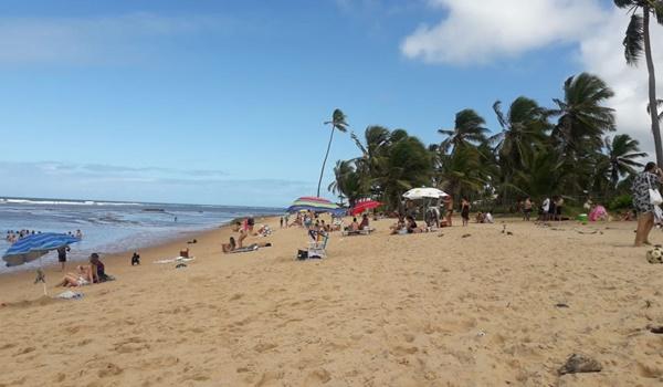 Sem máscaras, banhistas são flagrados frequentando Praia do Forte em domingo de sol; veja 