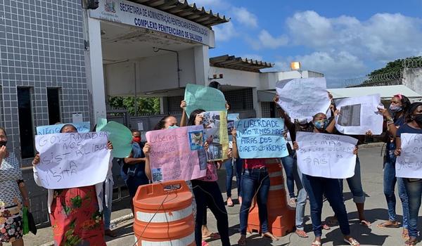 Mulheres de presos protestam por retorno de visitas na frente do Complexo Penitenciário de Salvador