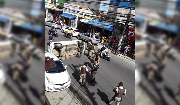 Durante fuga, suspeito de roubar carro perde direção e veículo capota na Liberdade; ele foi preso 