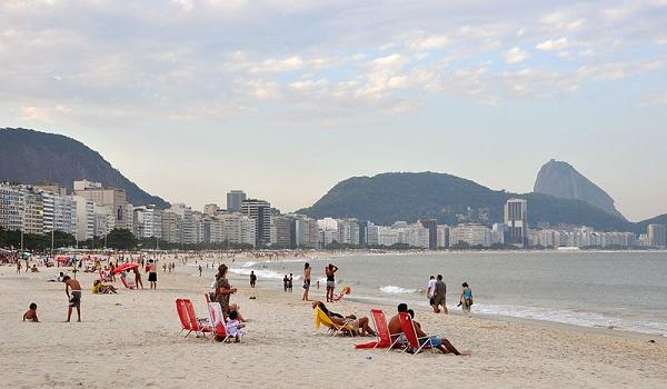 Em fase 5 de flexibilização, Rio de Janeiro libera banho de mar e ambulantes nas praias