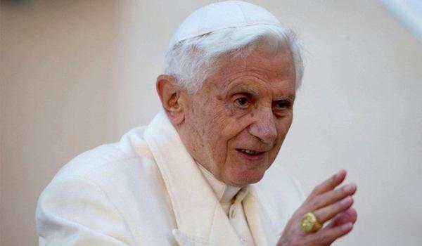 Ex-papa Bento XVI está gravemente doente, diz jornal