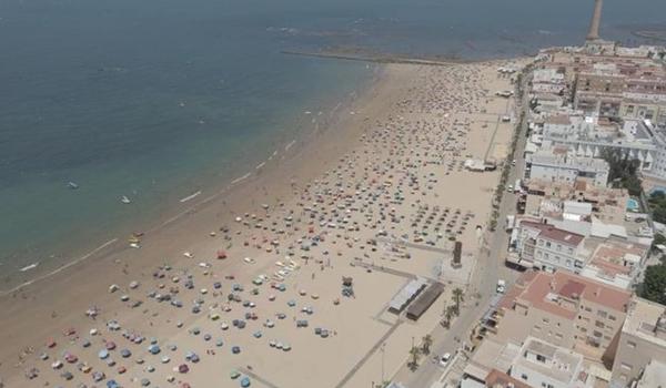 Prefeitura de cidade espanhola comemora "distanciamento social exemplar" em praia; confira