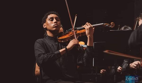 Jovem violinista é aprovado para estudar na Bélgica e faz vaquinha para conseguir viajar