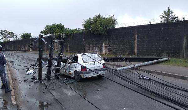 Poste cai em carro e deixa motorista preso em Salvador; Corpo de Bombeiros é acionado