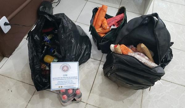 Polícia encontra bebidas e alimentos que seriam arremessados para presos de penitenciária em Salvador