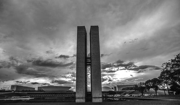 Congresso Nacional decreta luto oficial de quatro dias por 100 mil mortes por Covid-19 no Brasil